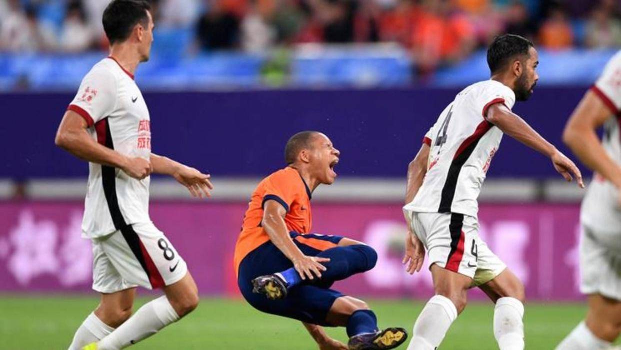 关于集结日瓦伦西亚备战中超赛后费耶诺德强势反弹，现场解说直呼：武汉三镇队长鼓劲备战法国杯的信息